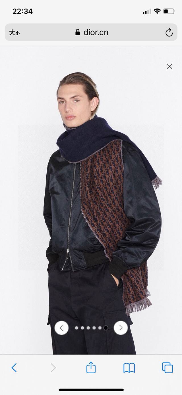 Dior官网最新款双面围巾男女士的福利 超温柔洋气的双面设计感觉这个比以往的设计都更显年轻更显温柔更气质有木有！！感觉她能与一万件上衣匹配在一起，双面围巾设计