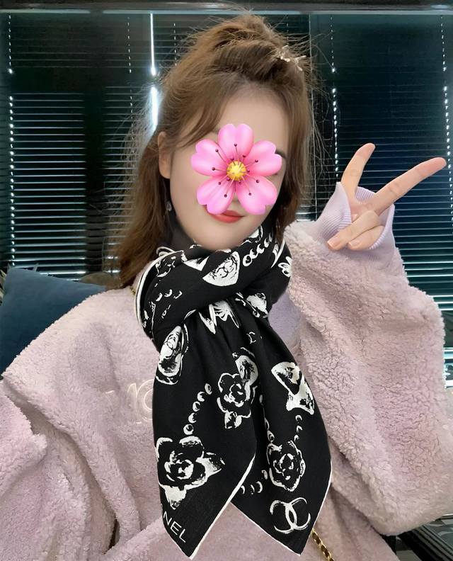 新款2025 香奈儿 太美了 双面同色 经典茶花帽子设计优雅风 ~气质到骨子里 香奶奶新一季的面料超高级，真心超级柔软，丝丝顺滑 韧性很强 不容易被轻易勾丝！今