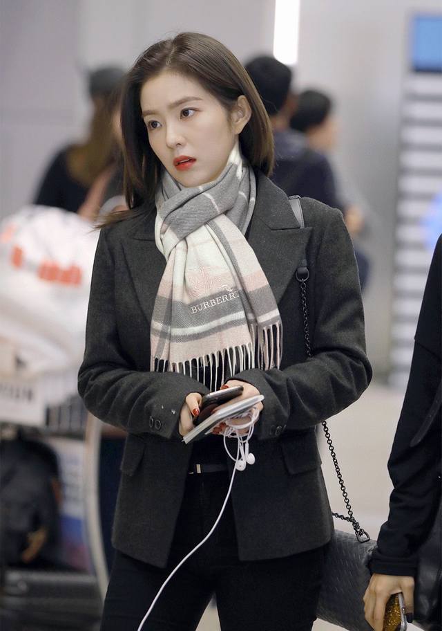 110%山羊绒 2025巴宝 刺绣战马 采用内蒙古顶级山羊绒，最新款男女通用情侣款重磅推荐 经典的格子，永不过时非常保暖柔软亲肤，不扎脖经典巴宝莉格纹设计太美了