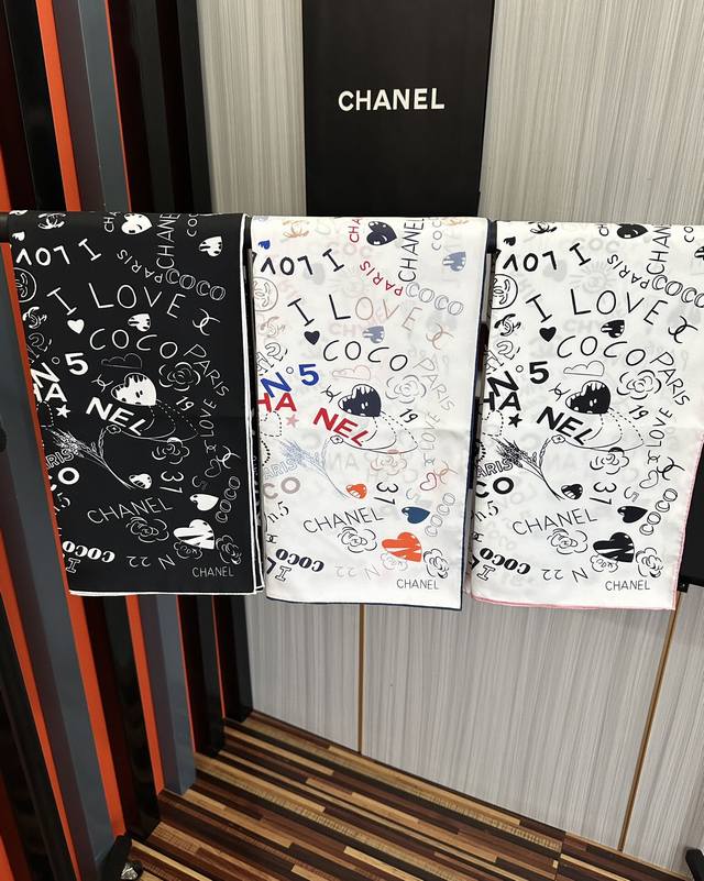 香奈儿 18Mm双面同色 浪漫爱情重磅推荐 真的超级爱的款式Love,真情永在 一条印有Chanel小姐的爱物与品牌的字母Logo交织图案巧妙搭配 爱藏于深处