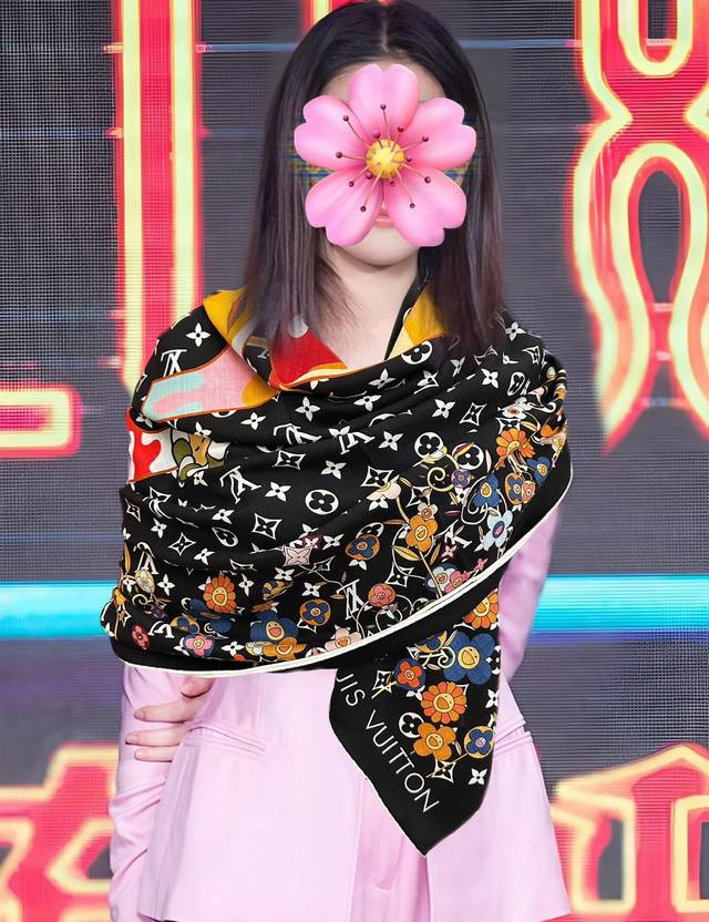 上新Lv 2025女士必备款Zg同步 双面同色 经典优雅 ~气质到骨子里 新一季的面料超高级，真心超级柔软，丝丝顺滑 韧性很强 不容易被轻易勾丝！今年新出的系列