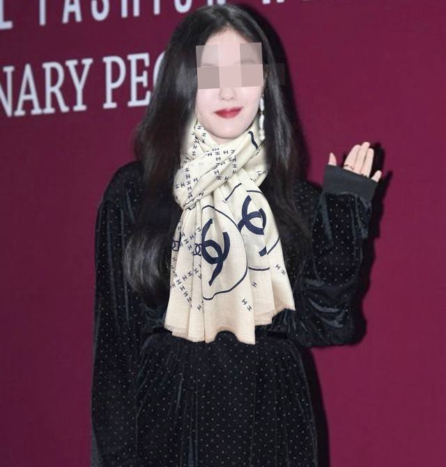 上新小香 银丝2025 最新款 闪闪发光 顶级设计太美了，真心赞 羊绒绒长巾 实物真心美 披肩配以印花无论设计喷绘都是非常到位细节都可见整个围巾给人大牌气场的同