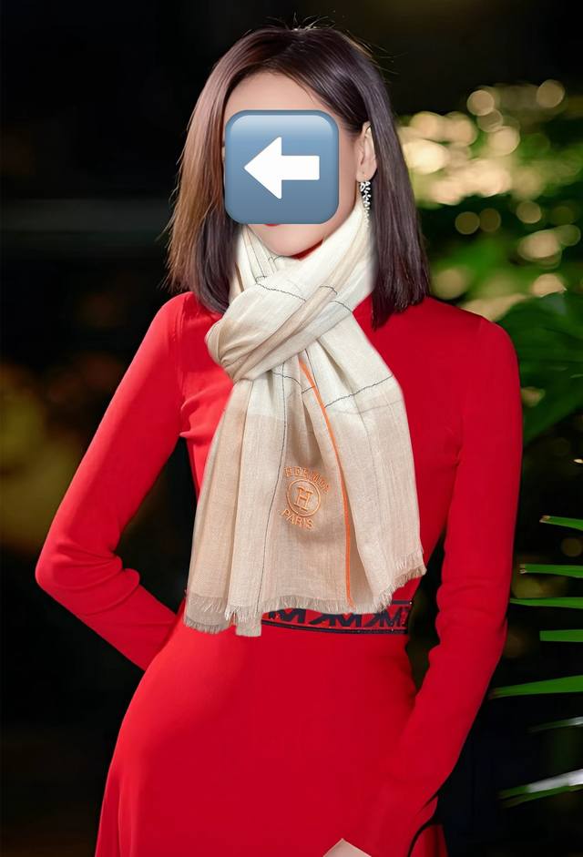 爱马士2025 太美了 万众瞩目经典版到货最优质的年轻设计师推出的最新概念搭配调色纱染再色织交织在一起形成新款格型这款经历漫长等待耗时3个月之久才完成面料围巾配