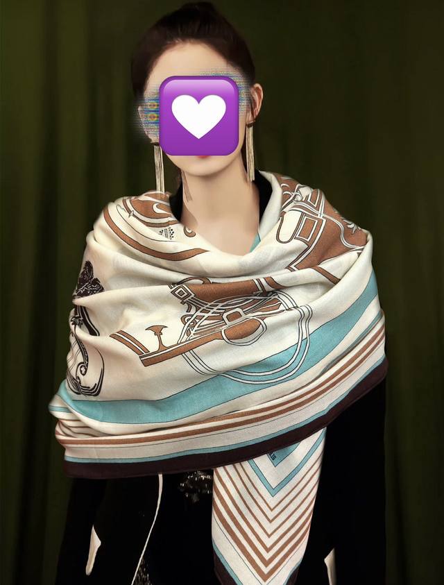 上新爱马仕2025经典优雅 ~气质到骨子里 新一季的面料超高级，真心超级柔软，丝丝顺滑 韧性很强 不容易被轻易勾丝！今年新出的系列~真的被这样的设计美到 一条的