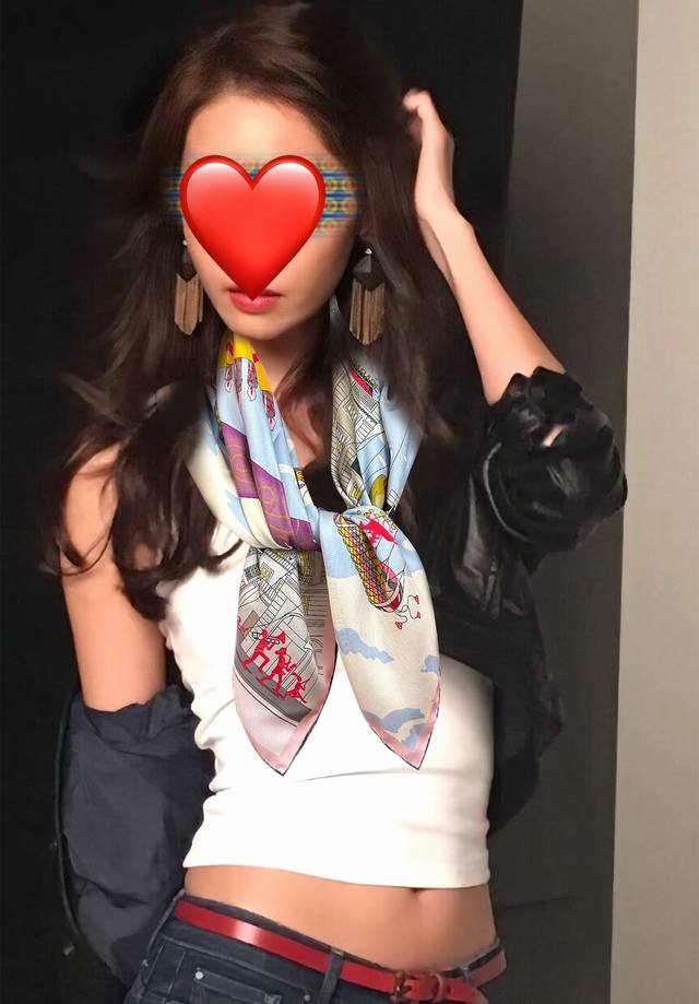 高版本Hermes 2025官网同步 爱马仕巡游 精致卷边[嘴唇]品质感很显好 好搭到上瘾的丝巾 带着不显山不露水的简约气质现在的时节刚刚好 可以用很久都不过时