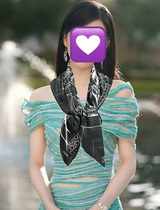 2610新款 香奈 今年的爆款 这款必入丝巾 官网同步 的图案是巴黎大皇宫中被命名为“Gabrielle Chanel”的正殿入口处 一眼相中的一款 第一想法就