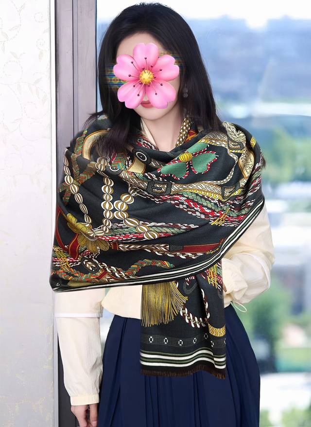 新款2025 爱马仕 双面同色 太美了 下手一定要快[嘴唇]四季都可以用 真心美的让人非常非上身效果简直美翻了 品质非常完美整个围巾给人气场的同时又非常精致秀丽