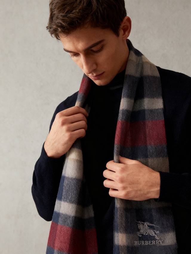 巴宝莉男士格子高级货 顶级出口尾单战马刺绣货不多，下手一定要快，真心美的让人非常非常心动 上身效果简直美翻了 品质非常完美 女士送男朋友的绝佳礼品尺寸：30*