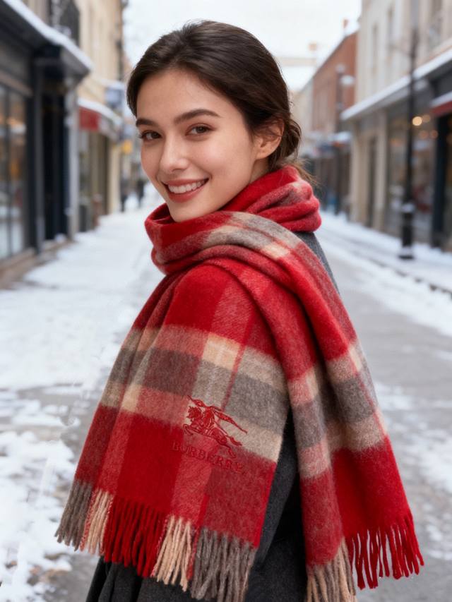 新款牛货，巴宝莉男士女士 格纹战马刺绣 围巾，款式魅力，是经典大方面料采用的是客供的羔绒，细腻柔软度都非常的好，非常漂亮。上身效果无敌好看大气简约，超级好看的配