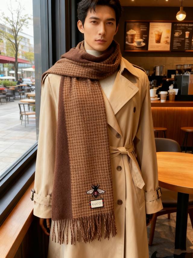 新款古奇Gucci专柜双面羊绒围巾打造今年秋最冬美的 拼色的纹条设计搭配下时最流行的小蜜蜂元素时百尚搭围巾整沉体稳大气可当以作情侣款实用哦无论女男都非常合适 %