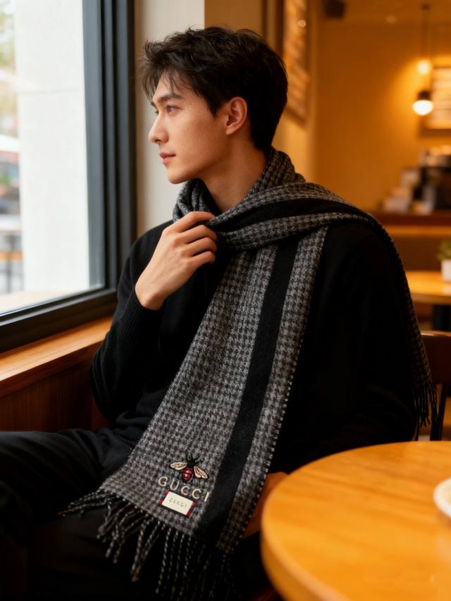 新款古奇Gucci专柜双面羊绒围巾打造今年秋最冬美的 拼色的纹条设计搭配下时最流行的小蜜蜂元素时百尚搭围巾整沉体稳大气可当以作情侣款实用哦无论女男都非常合适 %