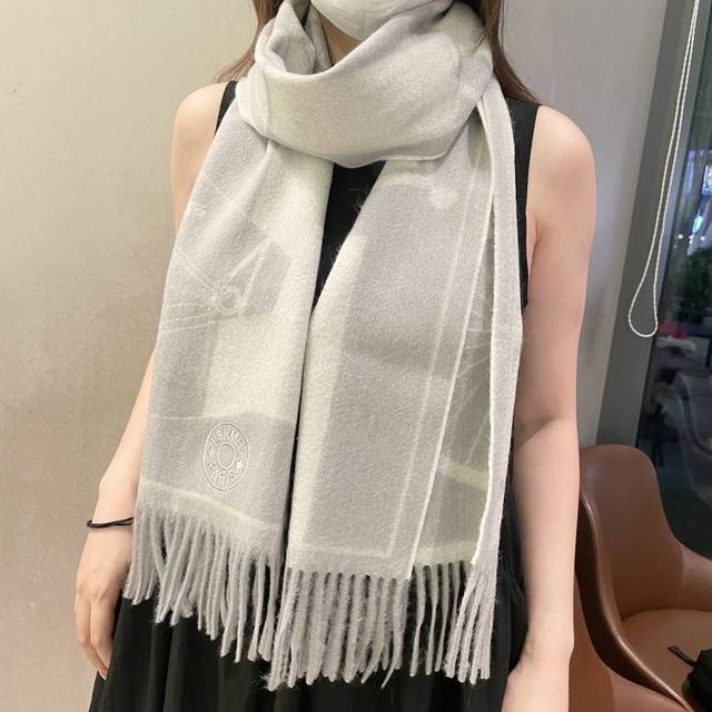 官网同款水波纹水羊绒 爱马仕同款围巾且买且珍惜羊绒款~都是出口订单所以比较难遇东西讲究少而精好看的一定要收这款H家围巾，款式很有男女性魅力非常Classical