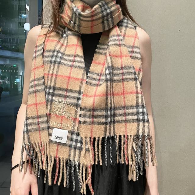 Burberry出口英国的订单，指定国内一流最先进Oem，羊绒混纺围巾一般工厂P工艺达不到，因为做不好会扎，手感好坏取决于绒面大小，对工艺和机器要求度极高，这款