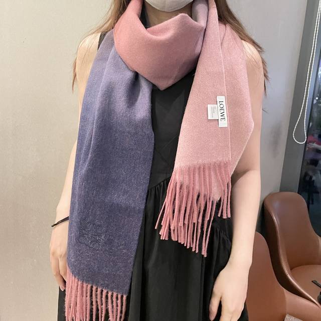 Loewe罗意威今年最新的订单 讲真，送人自用百分推荐 Svip推荐 自留.品质绝对放心 .真心觉得可以多入几色太好搭配，立体刺绣美的让人如此心动，非常的优雅大