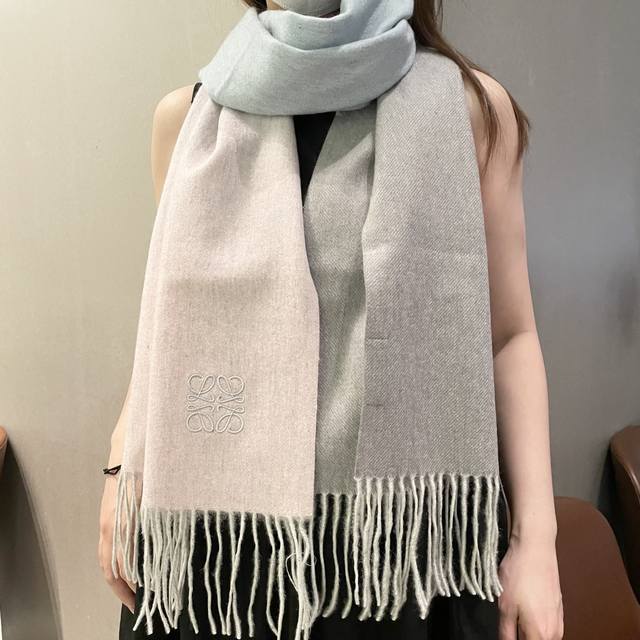 Loewe罗意威今年最新的订单 讲真，送人自用百分推荐 Svip推荐 自留.品质绝对放心 .真心觉得可以多入几色太好搭配，立体刺绣美的让人如此心动，非常的优雅大