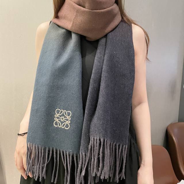 Loewe罗意威今年最新的订单 讲真，送人自用百分推荐 Svip推荐 自留.品质绝对放心 .真心觉得可以多入几色太好搭配，立体刺绣美的让人如此心动，非常的优雅大