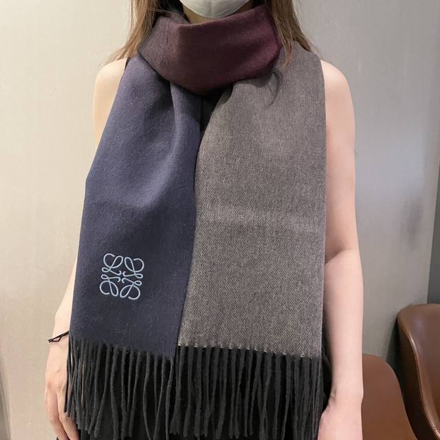 Loewe罗意威今年最新的订单 讲真，送人自用百分推荐 Svip推荐 自留.品质绝对放心 .真心觉得可以多入几色太好搭配，立体刺绣美的让人如此心动，非常的优雅大