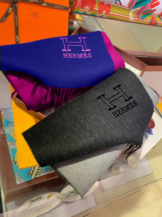 Hermes最新男女士双色纯羊绒围巾我们的情侣围巾且买且珍惜~~男款真的很少，一年也就出几款，都是出口订单所以比较难遇，经典大方面料采用的是双色羊绒工艺，非常厚