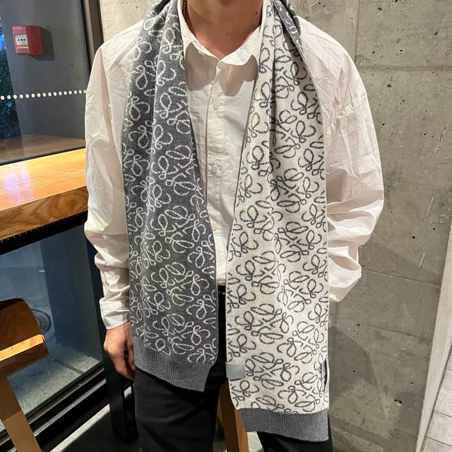 Loewe原单重磅推荐2025新款针织围巾 男女同款低调的奢侈感极品柔美精英高手级别的时髦感围巾这款罗意威羊绒提花围巾越看越爱，越看越时髦这种工艺和配色一看就知