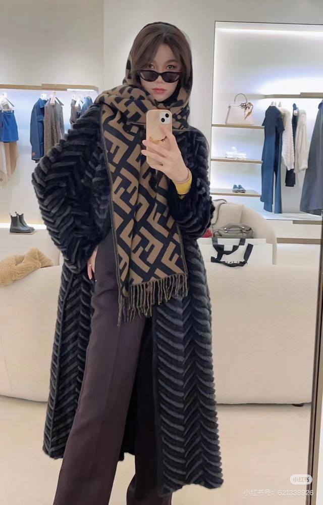 免代购混绒版本 极品Fendi今年最火的围巾全世界都在抢的老花Ff字母款主打的限量大极品专柜也是有钱也很难买到的好玩意儿正儿八经的好东西，真材实料一模一样，这样