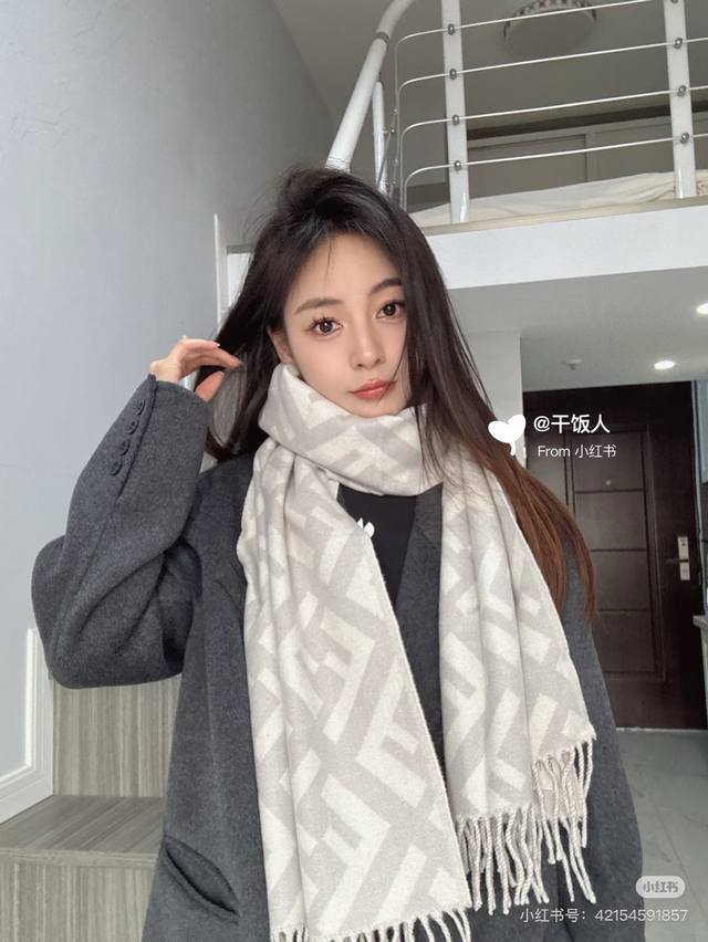 免代购混绒版本 极品Fendi今年最火的围巾全世界都在抢的老花Ff字母款主打的限量大极品专柜也是有钱也很难买到的好玩意儿正儿八经的好东西，真材实料一模一样，这样