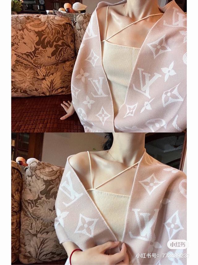 今年热度最高的嫩粉拼白围巾本款Lvessential围巾聚焦大元素，以Monogram图案和路易威登标识宣示品牌底蕴，搭配柔美流苏饰边，成就Reykjavik围