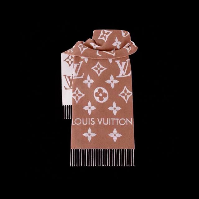今年热度最高的嫩粉拼白围巾本款Lvessential围巾聚焦大元素，以Monogram图案和路易威登标识宣示品牌底蕴，搭配柔美流苏饰边，成就Reykjavik围