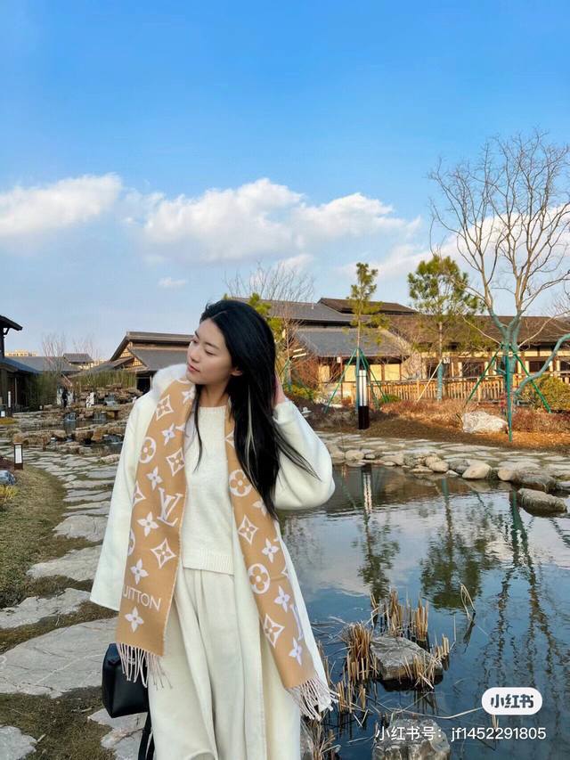 今年热度最高的嫩粉拼白围巾本款Lvessential围巾聚焦大元素，以Monogram图案和路易威登标识宣示品牌底蕴，搭配柔美流苏饰边，成就Reykjavik围