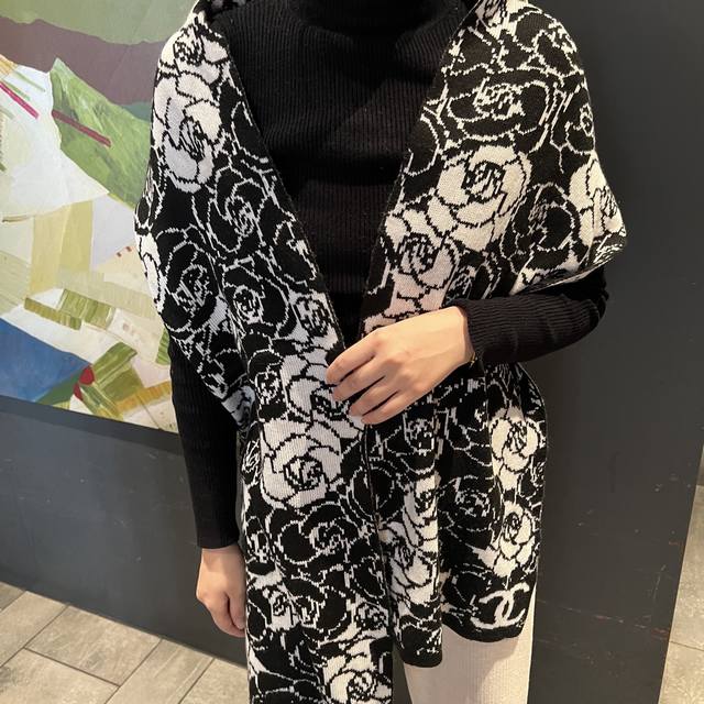 香奈儿专柜新款 山茶花 羊绒针织长巾美翻了[流泪]御用殿堂级极品新款专柜在售 进口纯羊绒时尚银线镶边针织毛线美丽至极 真的 上身极为衬肤色 百搭 好看不好看自己
