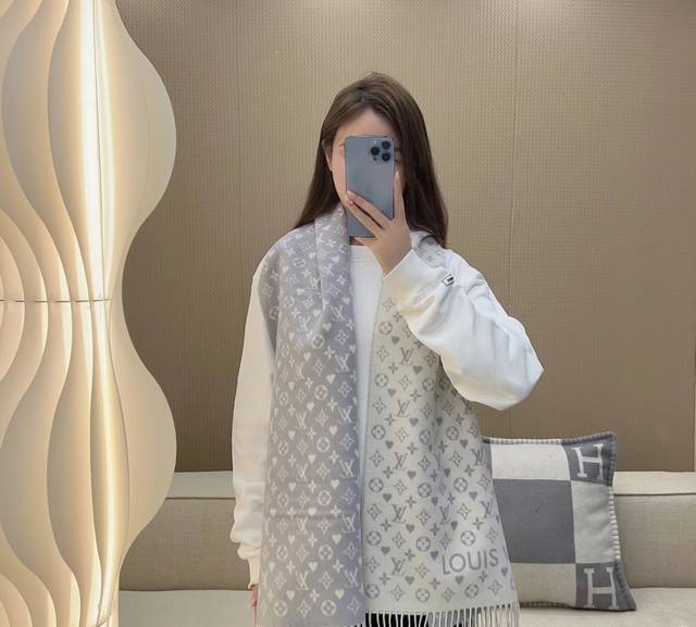 Lv高端版本上线 各大网红明星同款 Louis Vuitton 渠道独家特供大驴专柜款限定系列羊绒围巾 渠道独家特供的大驴 专柜当季排长队预定的牛货 本年度最好