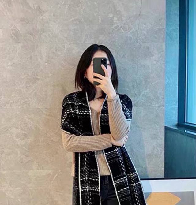 重磅推荐Cha 香奈儿秋冬新品 羊绒轻缩围巾臻选上乘的山羊绒纤维，耗时耗力，再以清泉水浸泡涤荡，使羊绒纤维呈现出独特的蓬松质感，手感才如此细腻，采用轻缩绒工艺，