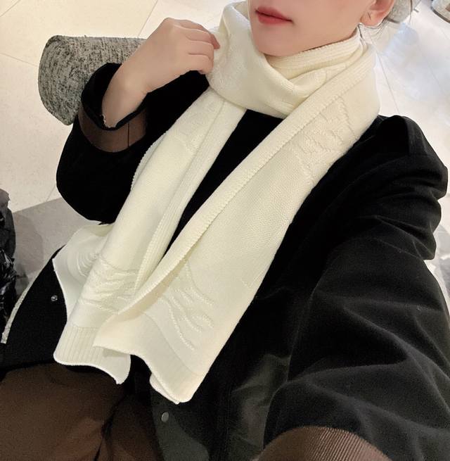 针织羊绒围巾 今年芬迪秋冬最火的一款围巾，全幅撞色Ff图案设计提花，罕见的奢华高级，羊绒的手感就不用多讲，更是柔软亲肤极度舒适。 材质： %羊绒 尺寸：33*