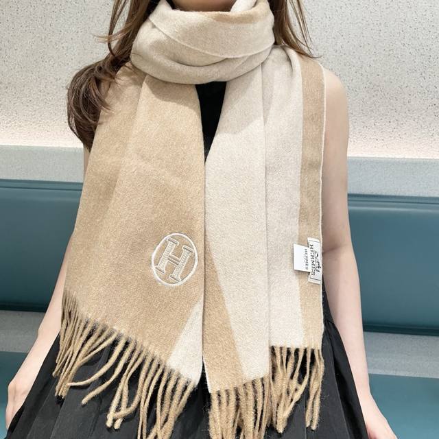 上新2025爱马仕男女款围巾且买且珍惜~都是出口订单所以比较难遇东西讲究少而精好看的一定要收这款H家女士围巾，款式很有女性魅力是男女款里非常Classical的