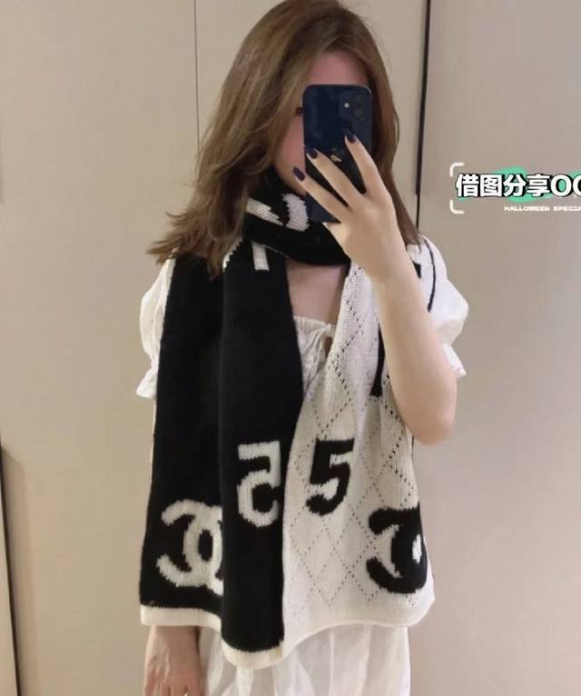 香奈儿针织双面围巾，顶级高端货绝美百搭款专柜限量哦有钱都很难订到顶级山羊绒针织围巾，整条围巾全部手工订制针织，品质上乘35*200Cm，质地柔软舒适