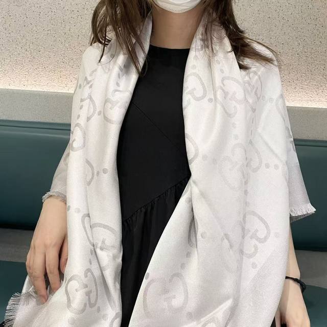 Gucci 古奇经典羊绒真丝围巾来个硬货.麻溜的安排上.纯正出口原订单已经交货一批，其中一批刚过海关，直蹦英国.最后一批还在紧急生产中.这种货已经不想多描述了，