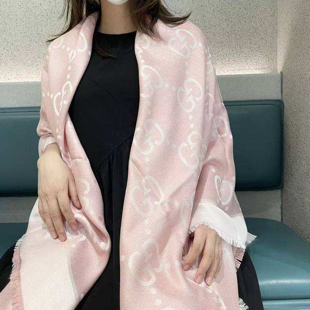 Gucci 古奇经典羊绒真丝围巾来个硬货.麻溜的安排上.纯正出口原订单已经交货一批，其中一批刚过海关，直蹦英国.最后一批还在紧急生产中.这种货已经不想多描述了，