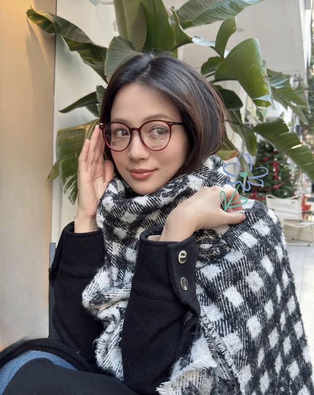 香奈儿新款姑娘们出来炸街啦 黑色系色调真的无敌经典了。不是俗气的漂白。就本色调，带点米的高级配色。～百分百纯山羊绒～ 规格70*200围巾，让人爱不释手，触感如