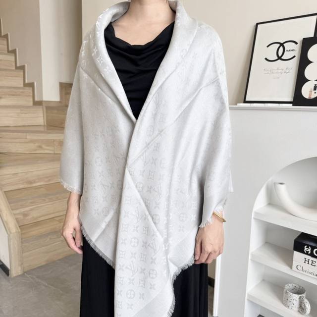 方巾 Lv披肩经典金丝搭配丝毛混纺的华美质感，与成衣和配饰系列单品搭配相宜。 尺寸：140 X 140Cm 面料： 57%羊毛，43%真丝