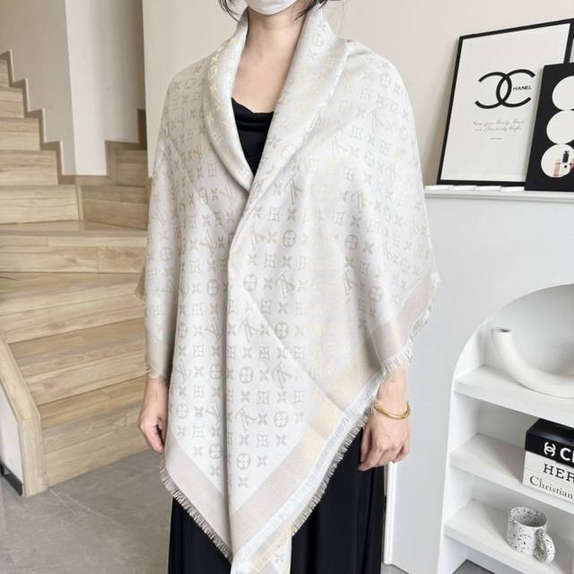 方巾 Lv披肩经典金丝搭配丝毛混纺的华美质感，与成衣和配饰系列单品搭配相宜。 尺寸：140 X 140Cm 面料： 57%羊毛，43%真丝