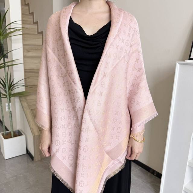 方巾 Lv披肩经典金丝搭配丝毛混纺的华美质感，与成衣和配饰系列单品搭配相宜。 尺寸：140 X 140Cm 面料： 57%羊毛，43%真丝