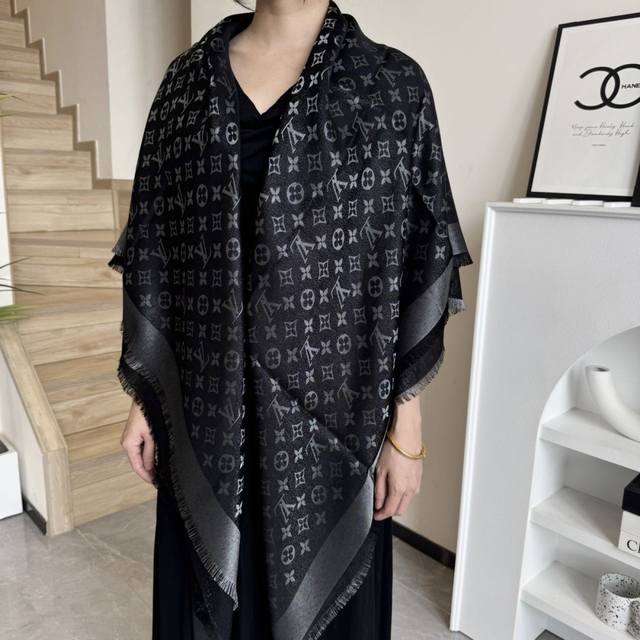 方巾 Lv披肩经典金丝搭配丝毛混纺的华美质感，与成衣和配饰系列单品搭配相宜。 尺寸：140 X 140Cm 面料： 57%羊毛，43%真丝