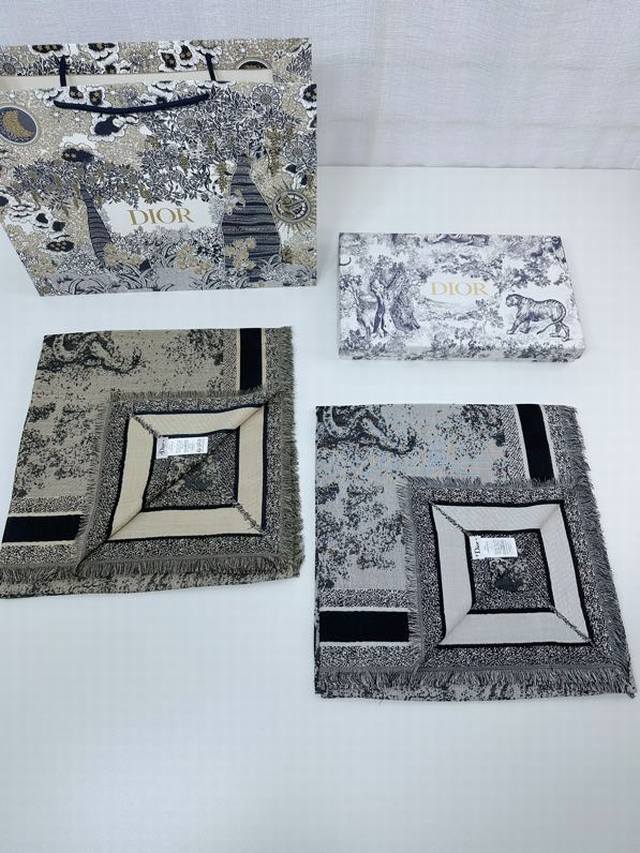 特批： ［气质出众的不得了！！！Dior的稀有限量设计！！！］这款属于我声嘶力竭推荐新朋友老朋友都要收，高级的特殊面料质感和超赞的Dior印花图案，这么高级的披