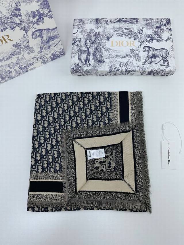 特批： 高段位！是Dior的女人！经典旧花新演绎！！ 实物有被惊艳到！！Dior今年22秋冬新出的Cannage提花披肩，采用轻盈的羊毛、桑蚕丝和羊绒混纺面料精