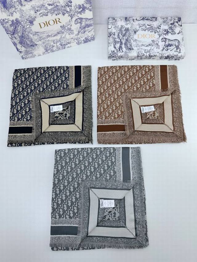 特批： 高段位！是Dior的女人！经典旧花新演绎！！ 实物有被惊艳到！！Dior今年22秋冬新出的Cannage提花披肩，采用轻盈的羊毛、桑蚕丝和羊绒混纺面料精