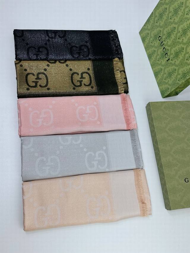 特批： 新G U C C L最最新的专柜主打款 度假及日常都非常好搭配的款订单私流 一看到就想去度假平时穿搭也非常好搭配，整个人看起来都会神采奕奕好多不用多说，