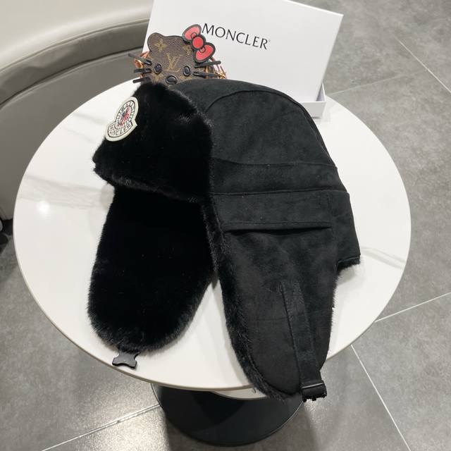 蒙口麂皮面料，经典水貂毛装饰。帽子采用优质麂皮面料，搭配水貂毛装饰，保暖舒适。均码设计，适合55-60Cm头围，男女通用。 帽子细节： - 经典水貂毛边，保暖舒