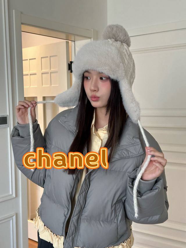 香奈儿Chanel毛绒护耳帽经典双C标志设计，帽身采用优质毛绒面料，保暖舒适。 帽子细节： - 经典编织纹理，搭配毛绒内里 - 双C标志点缀，质感出众 - 帽身