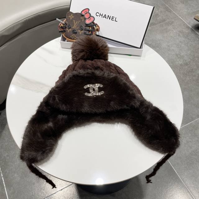 香奈儿Chanel毛绒护耳帽经典双C标志设计，帽身采用优质毛绒面料，保暖舒适。 帽子细节： - 经典编织纹理，搭配毛绒内里 - 双C标志点缀，质感出众 - 帽身