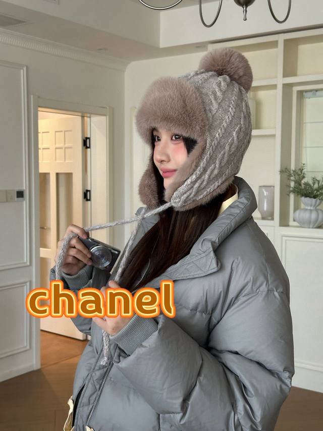 香奈儿Chanel毛绒护耳帽经典双C标志设计，帽身采用优质毛绒面料，保暖舒适。 帽子细节： - 经典编织纹理，搭配毛绒内里 - 双C标志点缀，质感出众 - 帽身