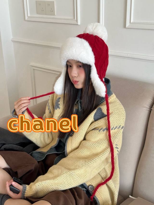 香奈儿Chanel毛绒护耳帽经典双C标志设计，帽身采用优质毛绒面料，保暖舒适。 帽子细节： - 经典编织纹理，搭配毛绒内里 - 双C标志点缀，质感出众 - 帽身